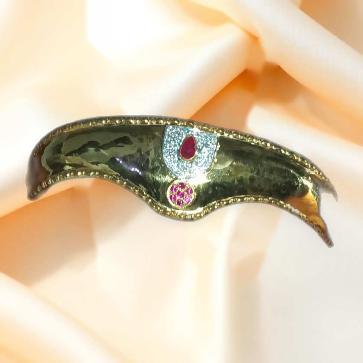 Kandora Waistband — Polished band with ruby motif